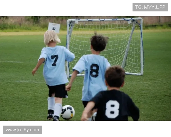 足球教练为何需要具备极大的耐心与细致的指导技巧分析